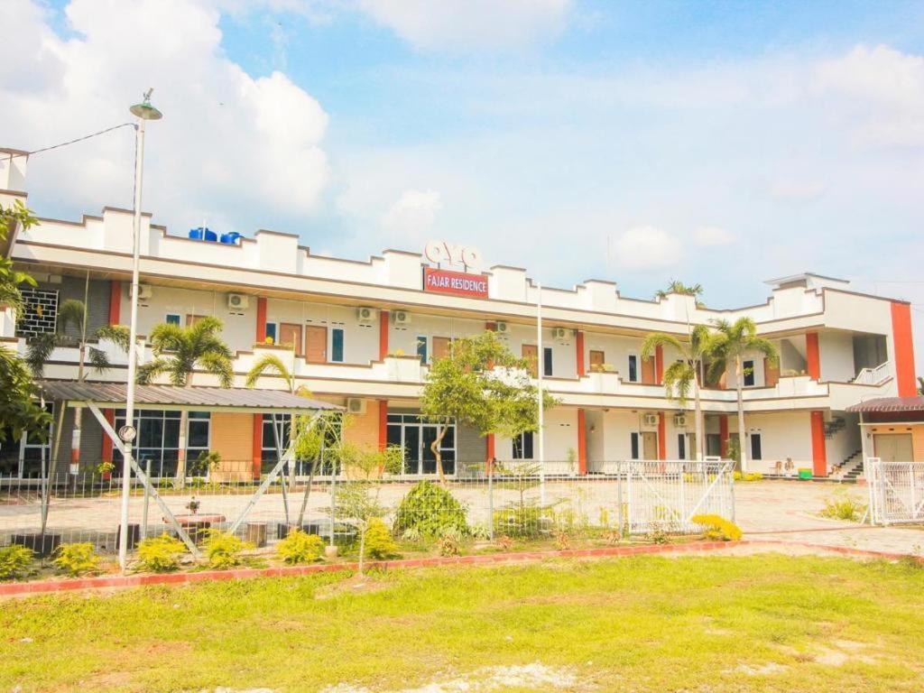 Oyo 1653 Fajar Residence Pekanbaru Kültér fotó
